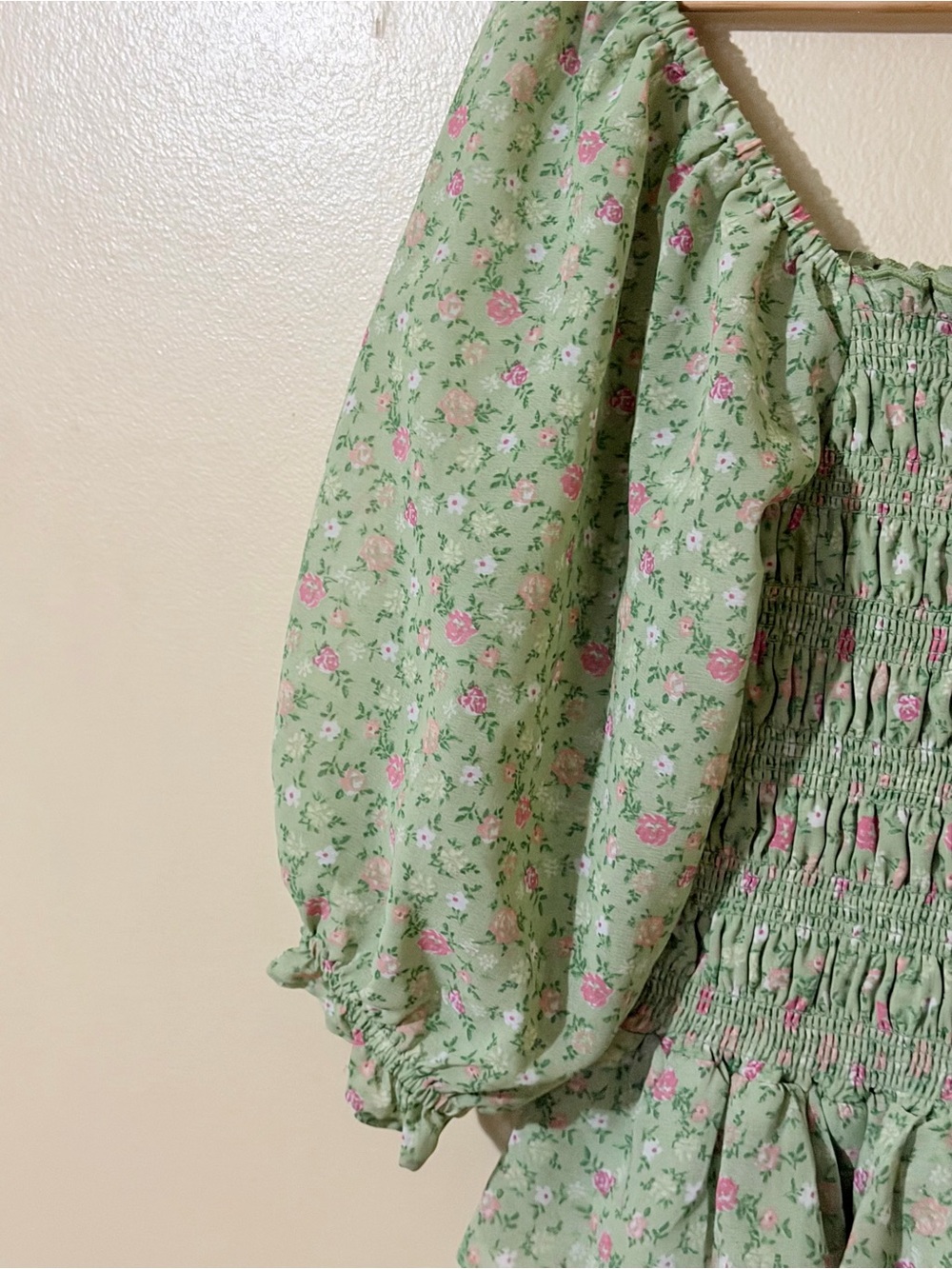 Smocked Floral Puff-Sleeve Crop Top in Sage Green - Picture 3 of 7